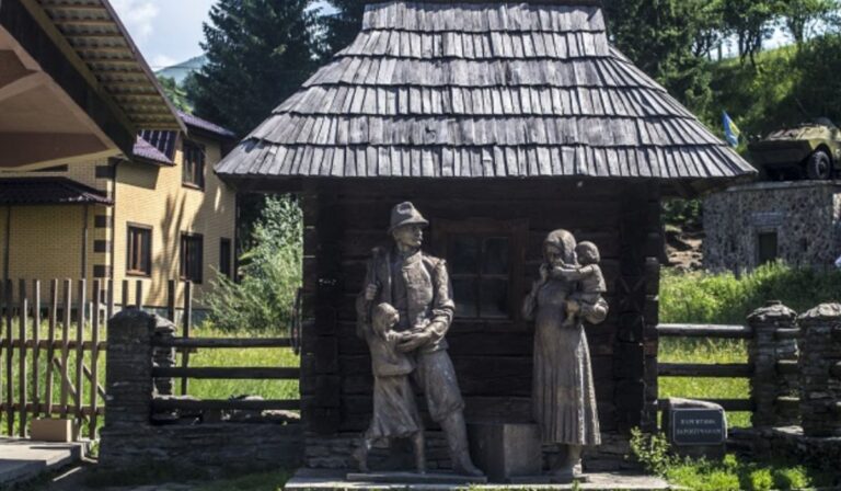 Kárpátalja ma: a külföldön dolgozók szobra