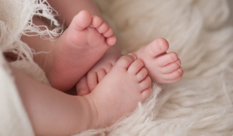 Mentőautóban szülte meg ikreit egy bátyúi édesanya