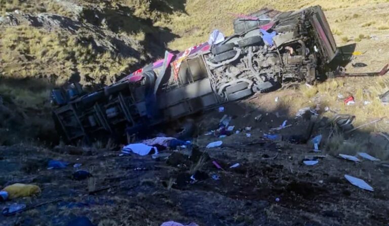 Szakadékba zuhant egy utasokkal teli busz Peruban