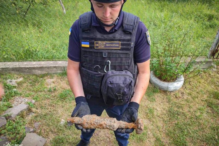 Tüzérségi lövedéket találtak egy családi ház udvarán