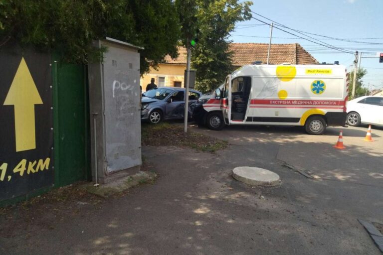 Mentőautó balesetezett Beregszászban