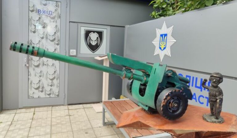 Miniszobrot avattak a járőrrendőrök tiszteletére Ungváron