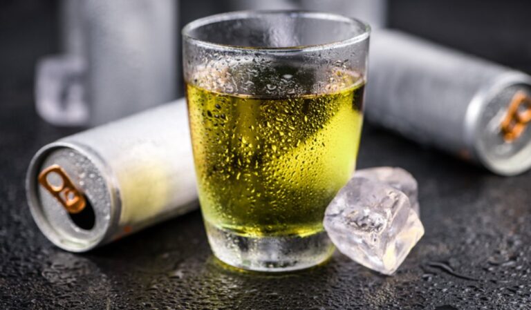 Ezért tilos keverni az alkoholt az energiaitallal