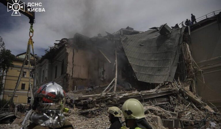 Több ország is elítélte a kijevi gyermekklinika elleni rakétatámadást