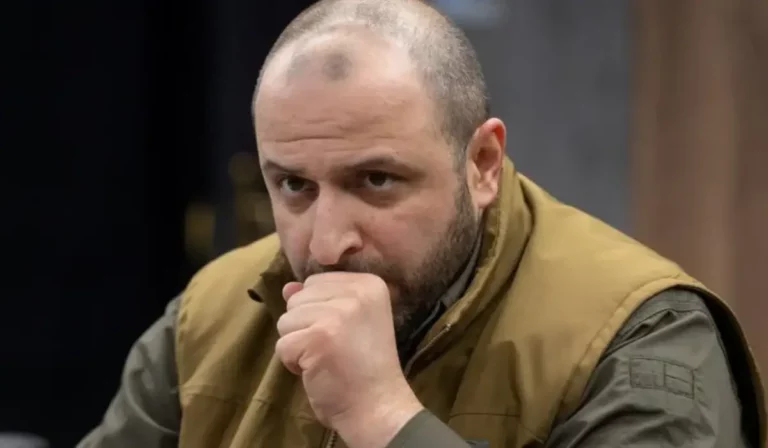 Umerov négy helyettesét menesztette