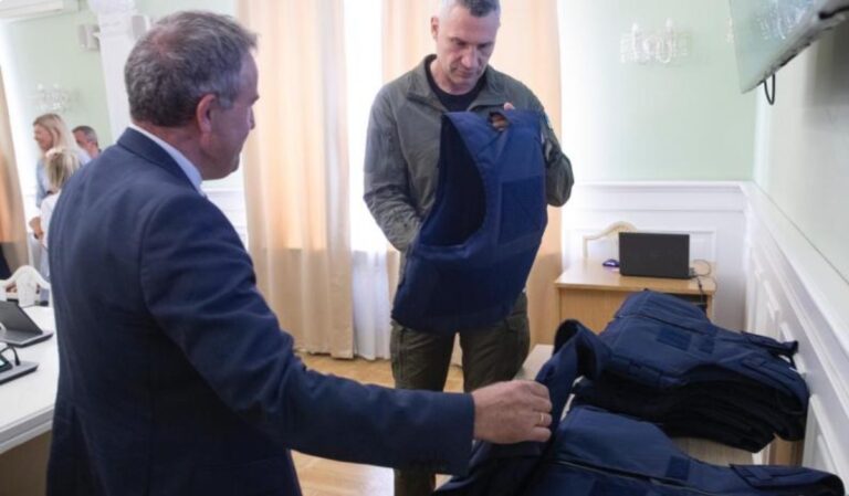 Háromezer golyóálló mellényt kapott a kijevi városvezetés