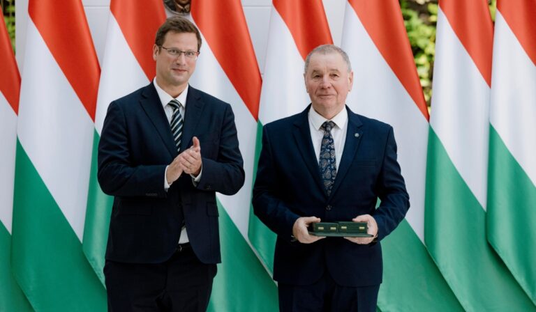 A Magyar Érdemrend parancsnoki keresztjével tüntették ki Tóth Mihályt