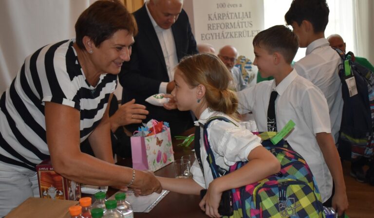 Kárpátaljai diákok iskolakezdését segíti a Magyar Református Szeretetszolgálat