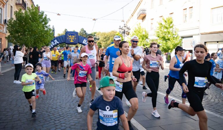 Több mint ezren futottak az elesett katonák emlékére