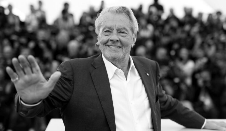 Elhunyt Alain Delon