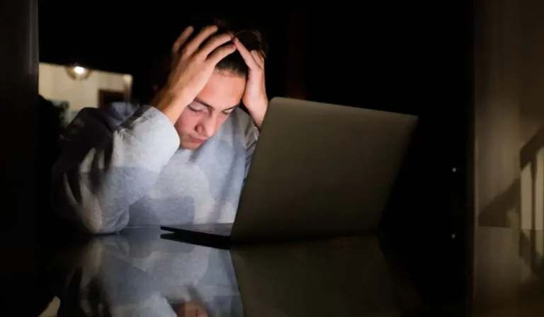 A fiatalok felét éri online fenyegetés Európában