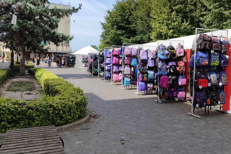 Iskolakezdés Ukrajnában: mélyen a pénztárcába kell nyúlniuk a szülőknek