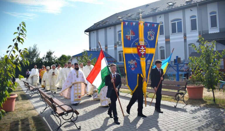 Szent liturgia keretében nyitotta meg a tanévet a Sztojka-líceum Karácsfalván