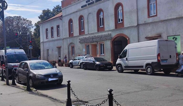 Bombariadó a beregszászi színházban