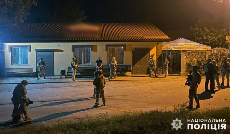 Kalasnyikovval nyitott tüzet a rendőrökre egy férfi Hmelnickij megyében