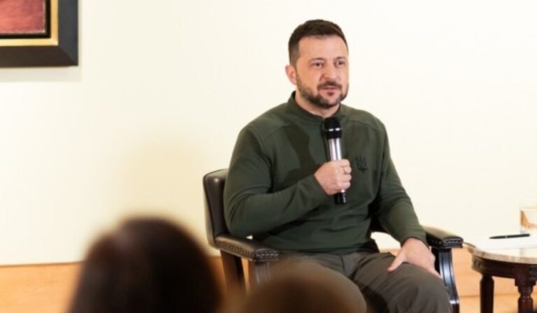 Zelenszkij: kínai műholdakat használnak az oroszok