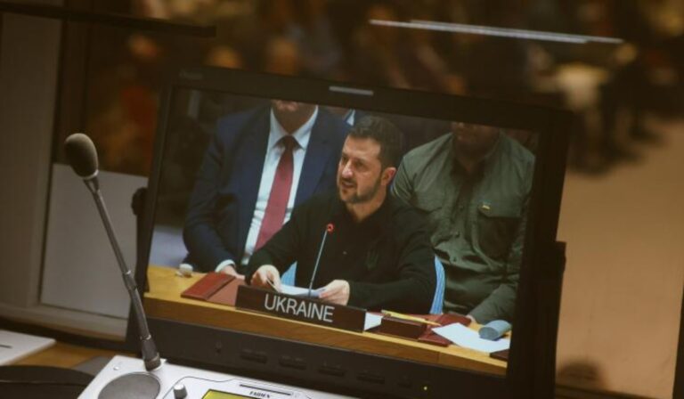 Ukrán atomerőművek elleni orosz támadás esélyét hangoztatta Zelenszkij