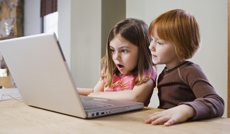 Hány éves kortól internetezhet önállóan egy gyerek?