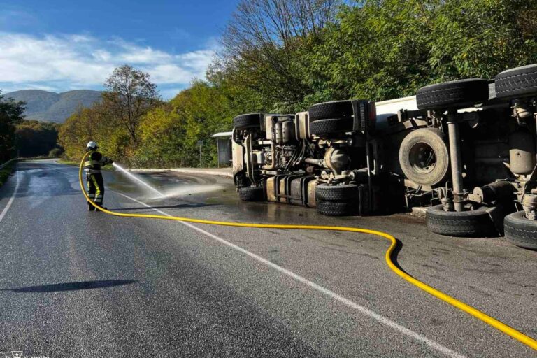 Felborult egy kamion a Nagyszőlősi kistérségben