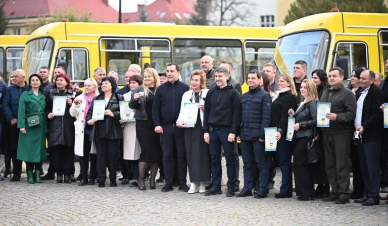 Több település kapott új iskolabuszt Kárpátalján