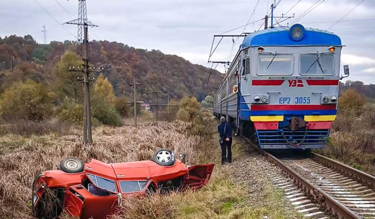 Vonat gázolt el egy autót Bercsényifalvánál