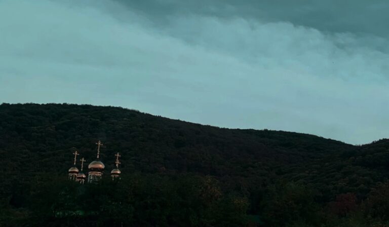 Arany kupolák a zöld tájban