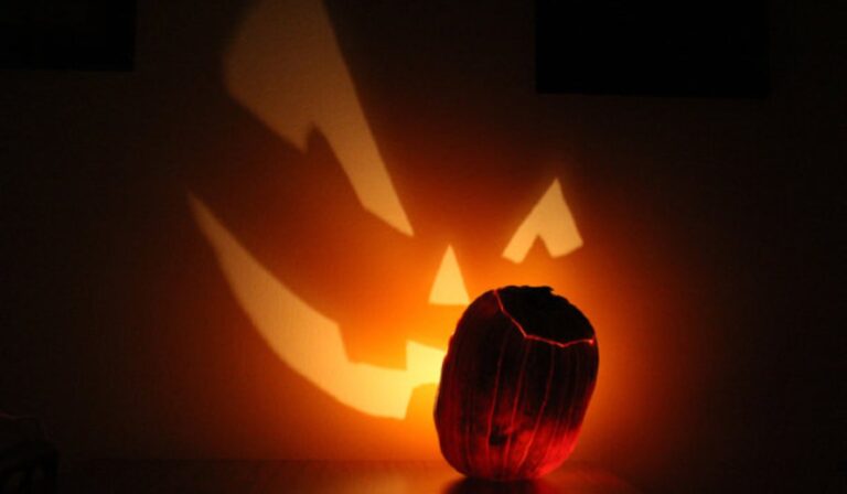 Szellemek és boszorkányok látogatnak a világunkba Halloween éjszakáján