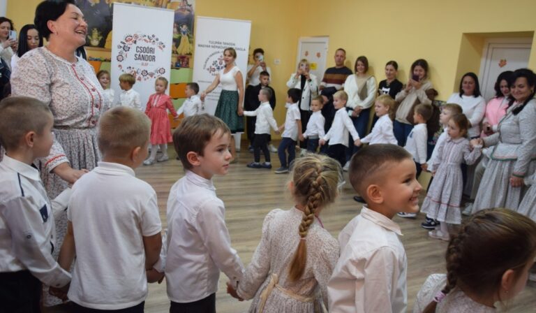 Hagyományőrző koncert és hangszersimogató a zene világnapja alkalmából