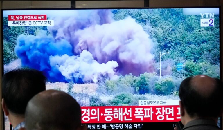 Phenjan felrobbantotta a két Koreát összekötő utakat