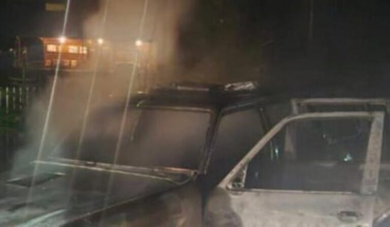 Felgyújtottak két rendőrautót Kőrösmezőn