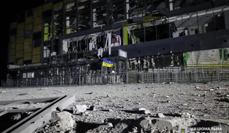 Tizennégyen megsebesültek egy szupermarketet ért találat következtében Harkivban