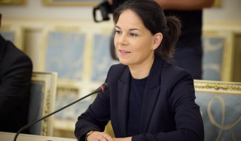 Baerbock 200 millió eurós segélyt jelentett be Ukrajnának Kijevben