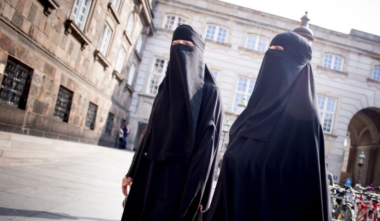 Svájc 2025-től betiltja a burka viselését közterületeken