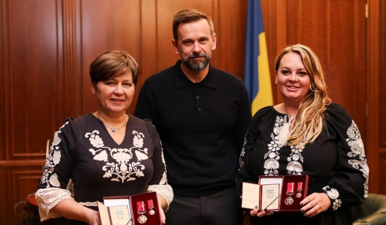 A képen balról Olena Beskorovaina, középen Viktor Mikita, jobb oldalon pedig Grexa Liliána