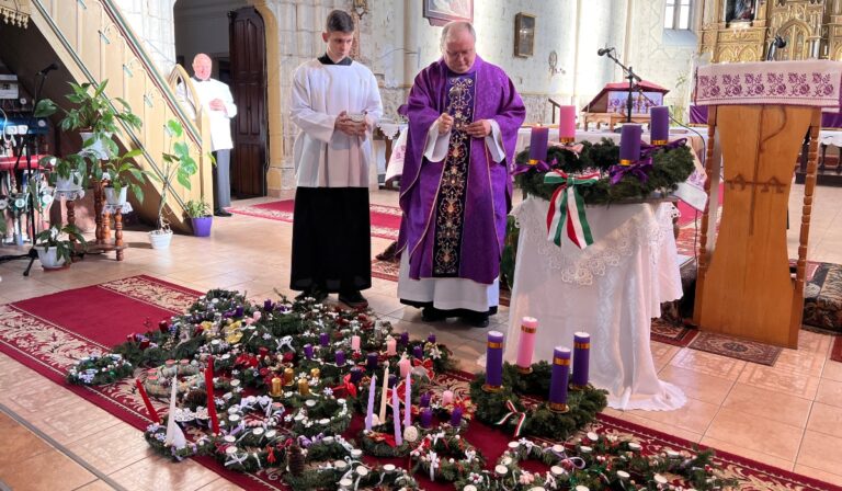 Adventi koszorúk készítése és megáldása a beregszászi római katolikus plébánián