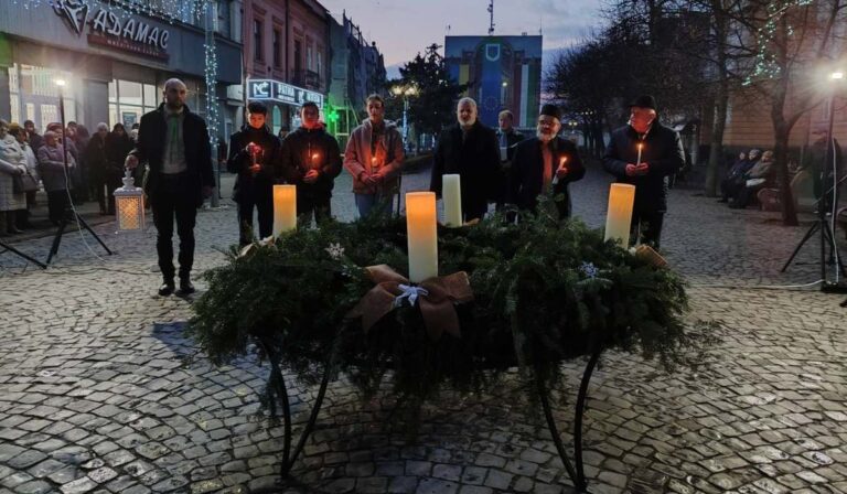 Közös advent 2024: meggyúlt az öröm gyertyája is