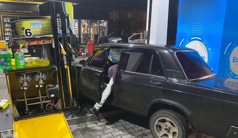 Benzinkútba hajtott egy ittas sofőr Szürtén