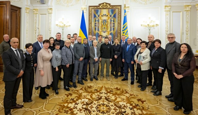 Az ukrajnai nemzeti közösségek képviselőivel találkozott Zelenszkij