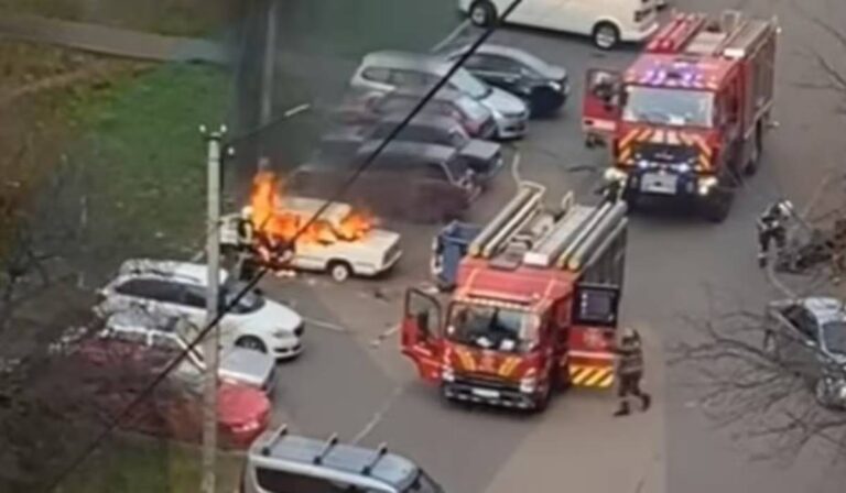 Parkolóban gyulladt ki egy autó Munkácson