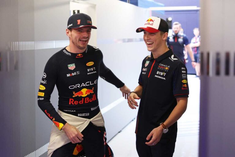 Lawson lesz Verstappen csapattársa 2025-ben