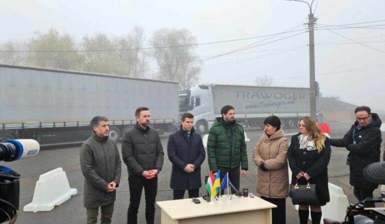 Áthaladt az első kamion az asztélyi határátkelőhelyen