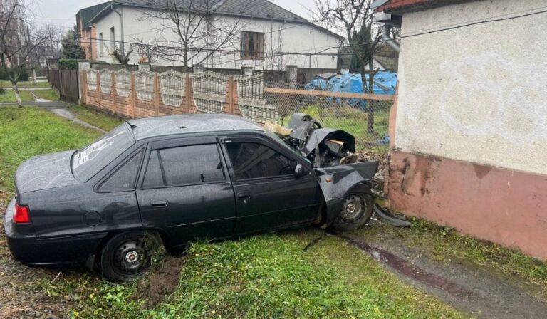 Kerítésnek csapódott egy Daewoo Munkácson