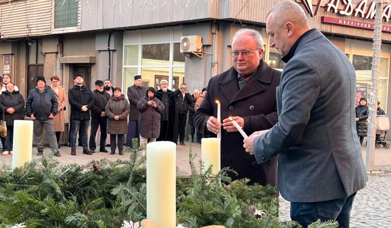Első adventi gyertyagyújtás Beregszász főterén