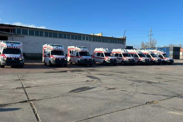 Mentőautókat adományoztak a fronthoz közeli megyéknek