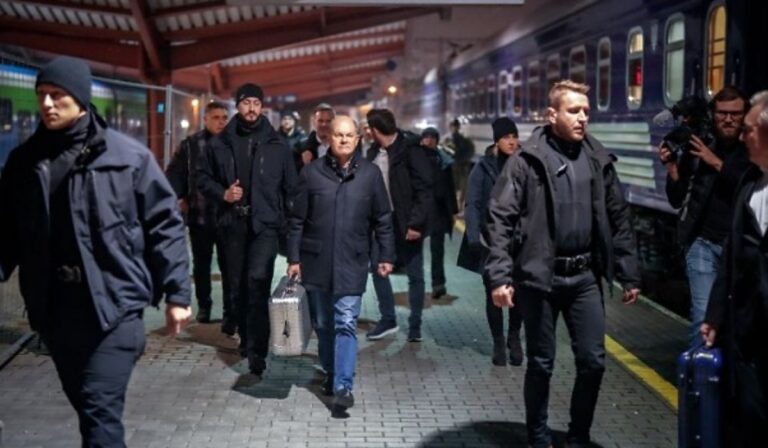 Kijevbe érkezett Olaf Scholz