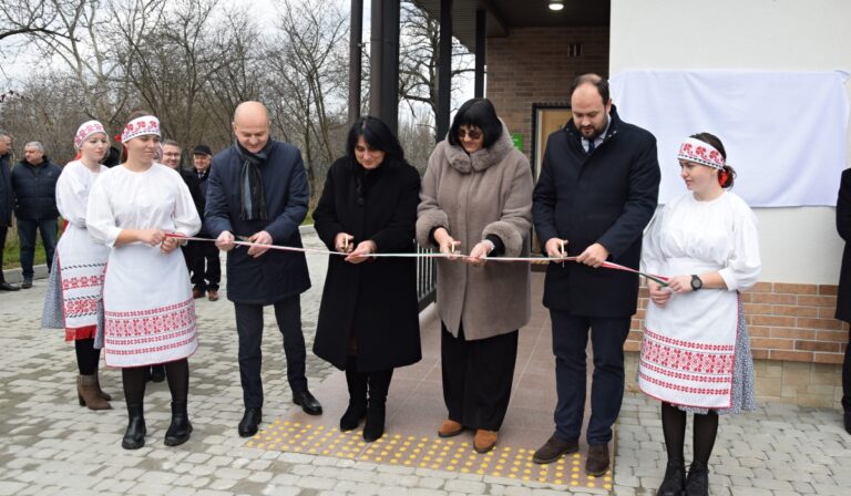 „Aki háborúban óvodát épít, hisz a békében és a jövőben”