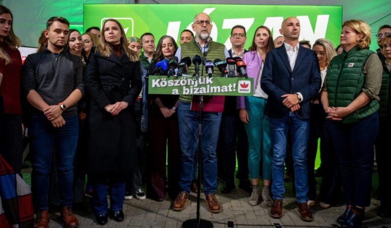 Kelemen Hunor, a Romániai Magyar Demokrata Szövetség (RMDSZ) elnöke (k) nyilatkozik a sajtónak a romániai parlamenti választások eredményváróján Kolozsváron