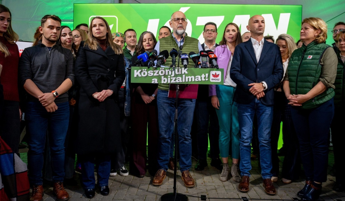 Kelemen Hunor, a Romániai Magyar Demokrata Szövetség (RMDSZ) elnöke (k) nyilatkozik a sajtónak a romániai parlamenti választások eredményváróján Kolozsváron