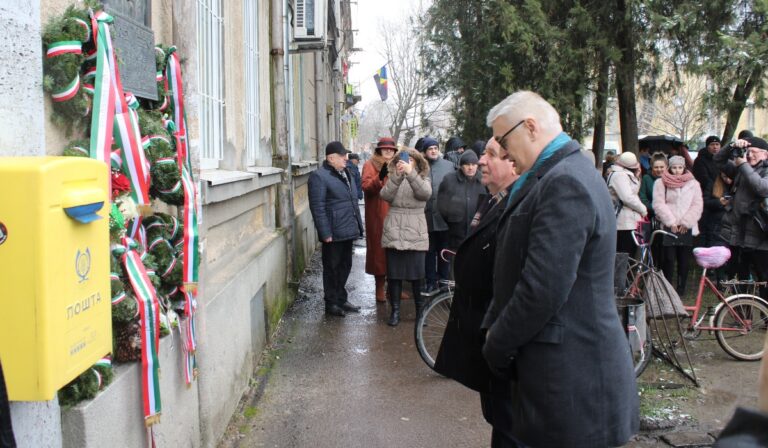 Koszorúzással adóztak a Himnusz születésének emléke előtt Beregszászban