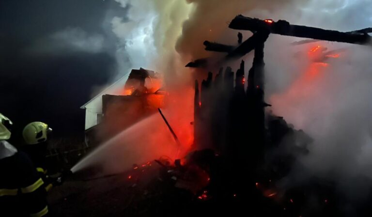 Tehénól és fáskamra égett a Huszti járásban